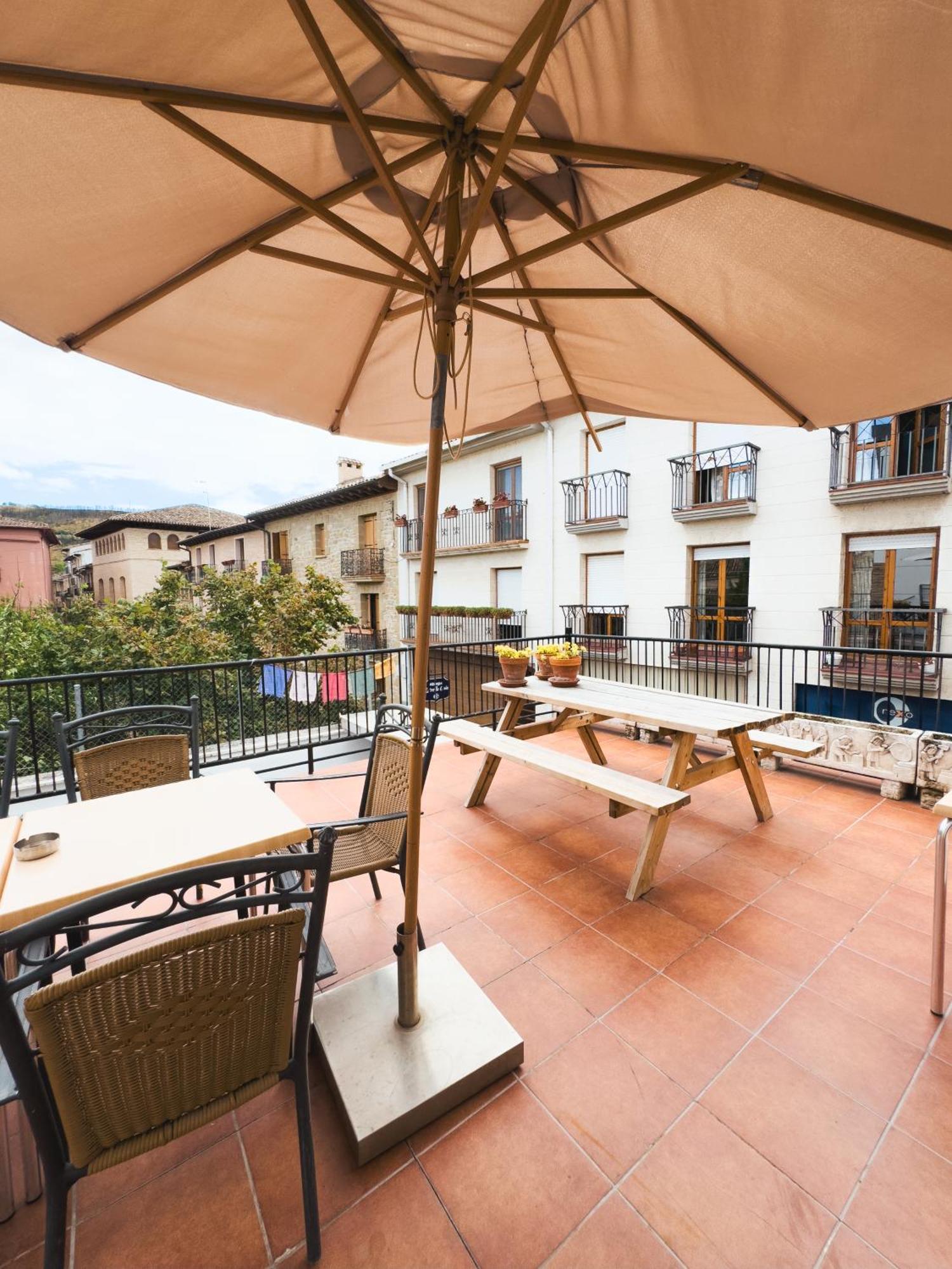 Albergue Estrella Guia Puente La Reina Luaran gambar