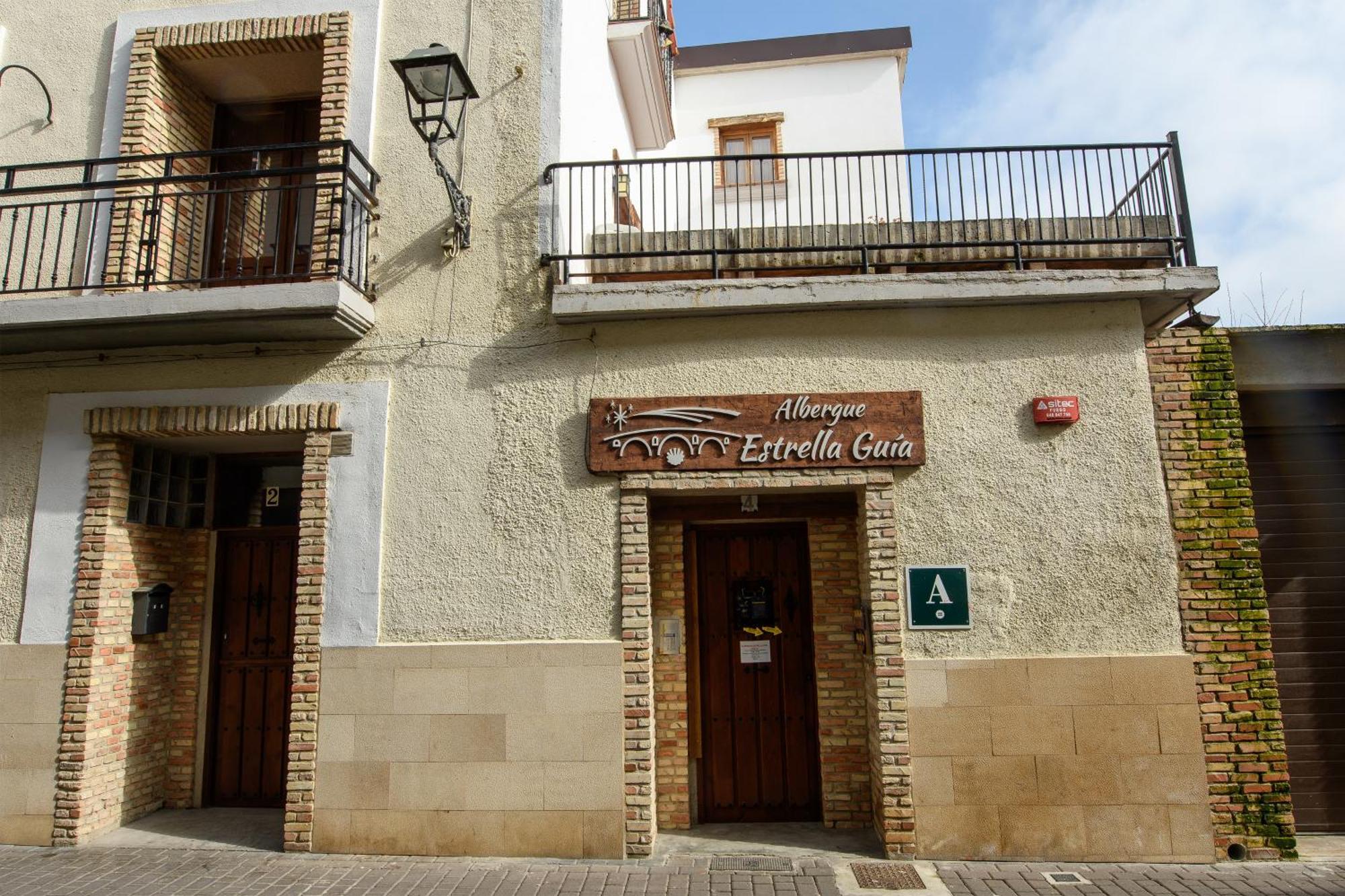 Albergue Estrella Guia Puente La Reina Luaran gambar