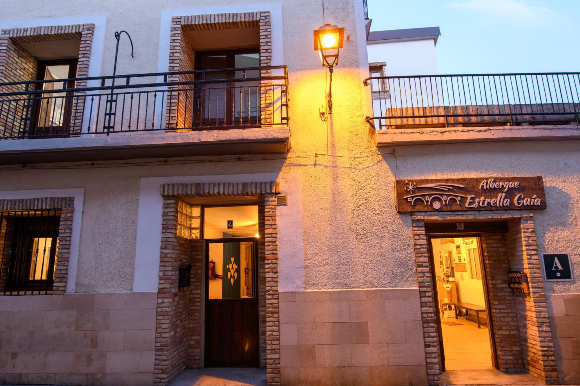 Albergue Estrella Guia Puente La Reina Luaran gambar